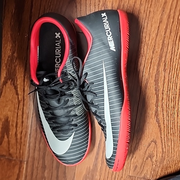 Mens indoor Nike brand soccer shoes size 11 - Picture 5 of 5